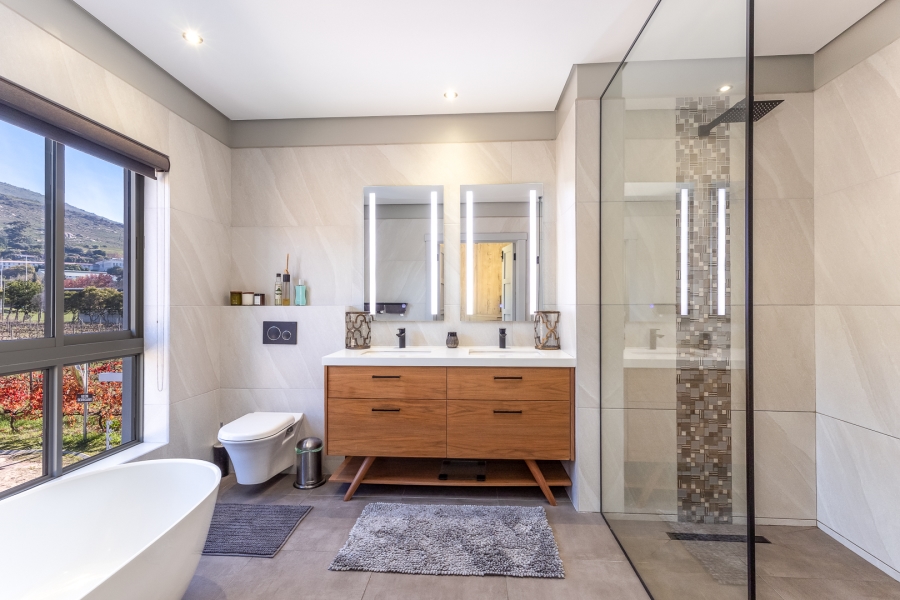 4 Bedroom Property for Sale in Lemoenkloof Western Cape